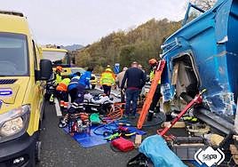 Labores de excarcelación del conductor del camión volcado en la AP-66.