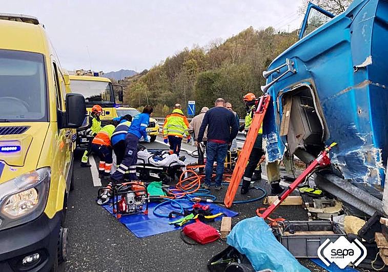 Labores de excarcelación del conductor del camión volcado en la AP-66.