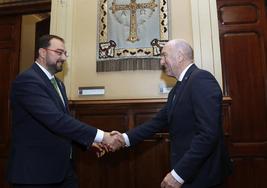 El presidente del Principado, Adrián Barbón, saluda al presidente de la Junta General, Juan Cofiño, a su llegada al parlamento asturiano para participar en el acto institucional con motivo del Día de la Constitución.