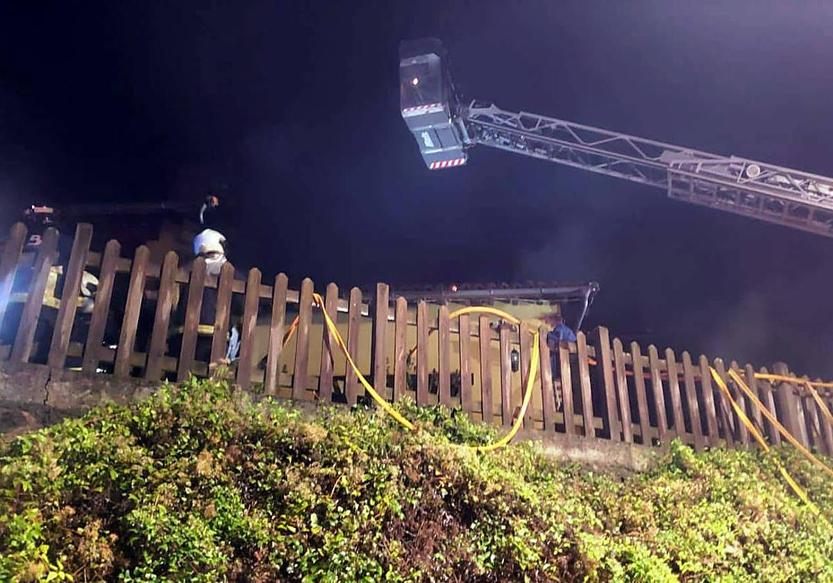 Un incendio calcina un apartamento vacacional y afecta a otra vivienda en Cangas de Onís