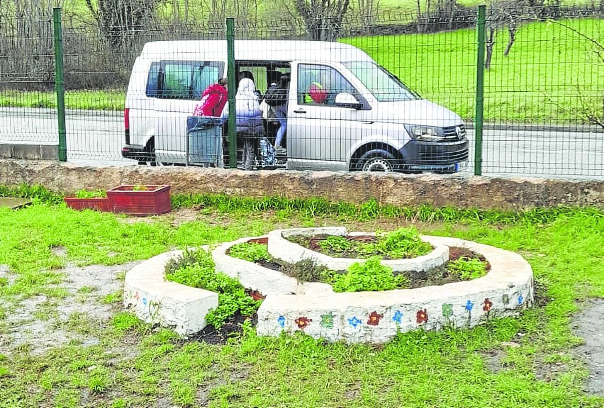 Niños de Primaria pasan ocho horas fuera de casa por el transporte escolar»  | El Comercio: Diario de Asturias