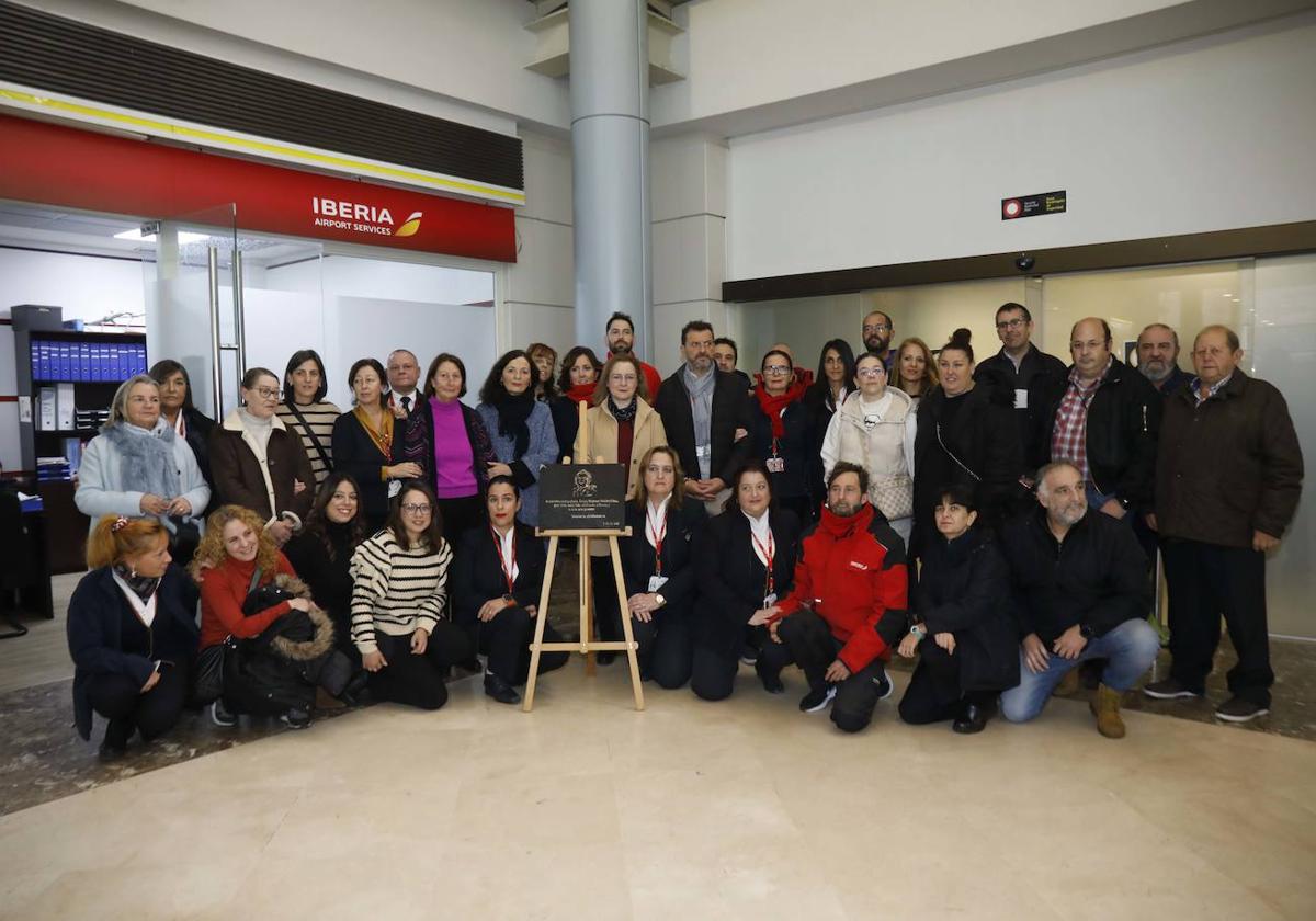 Compañeros de Ángel Suárez-Valdés (con jersey malva su hermana Mati), rodean la placa que colocaron en la sala de Iberia.