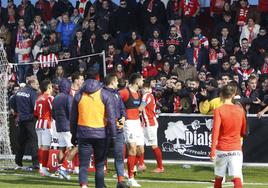 Momentos de tensión entre algunos aficionados del Sporting y los futbolistas