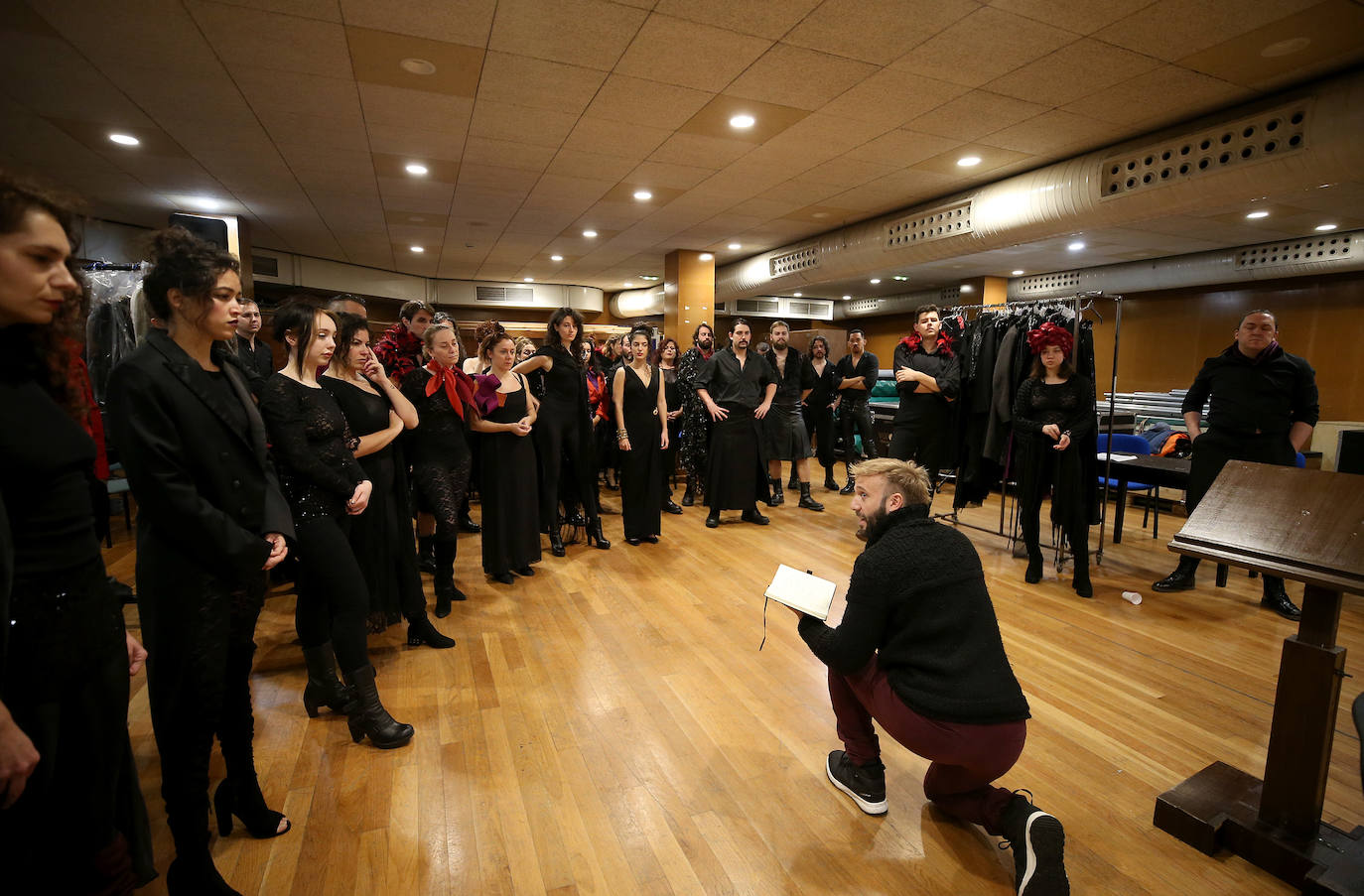 Carlos Martos, responsable de coreografía y movimiento escénico, da instrucciones al coro antes del ensayo pregeneral de 'La Traviata'.