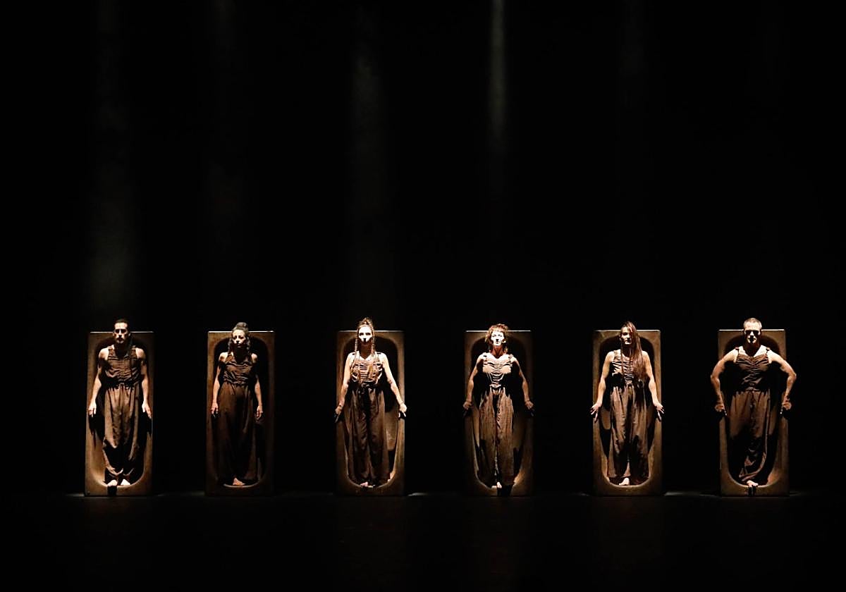 'Elektra 25' se pudo ver ayer sobre las tablas del Jovellanos.