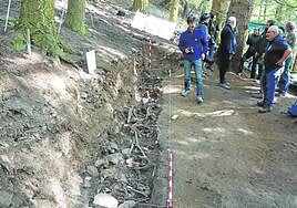 Últimos trabajos de exhumación en una de las fosas de Parasimón, el pasado agosto.