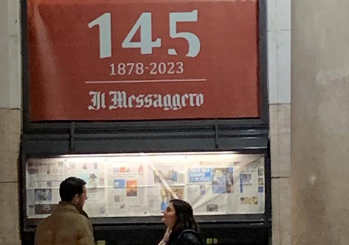 La fachada del periódico, decorada por los 145 años.