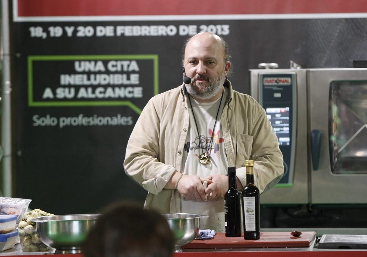 Sacha Hormaechea cocina durante una 'masterclass'.