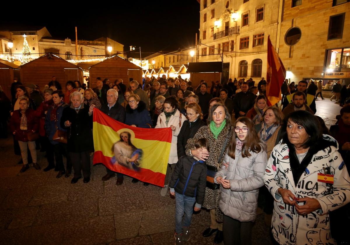 Decenas de personas rezan el rosario ante la Catedral.