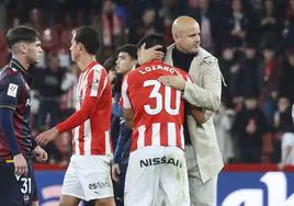 Miguel Ángel Ramírez abraza a Lozano tras el partido.