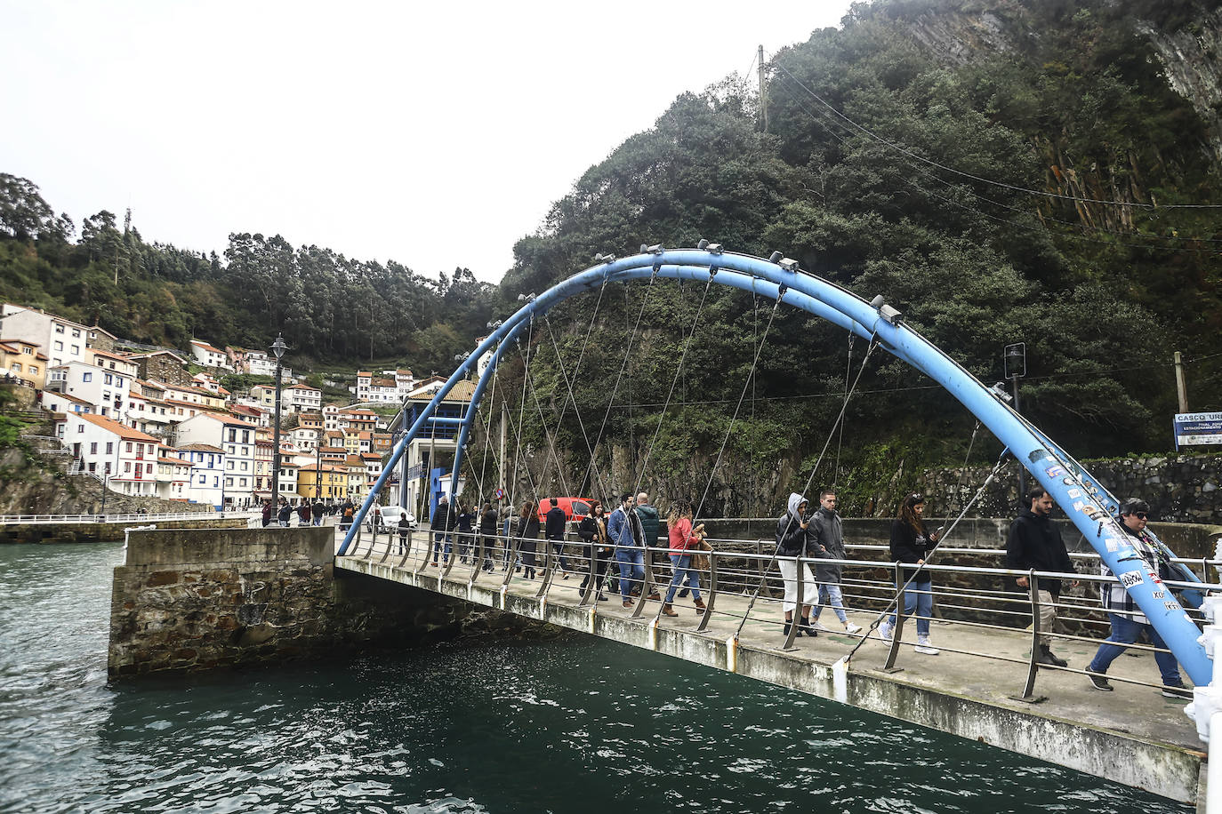 Asturias, abarrotada por el puente