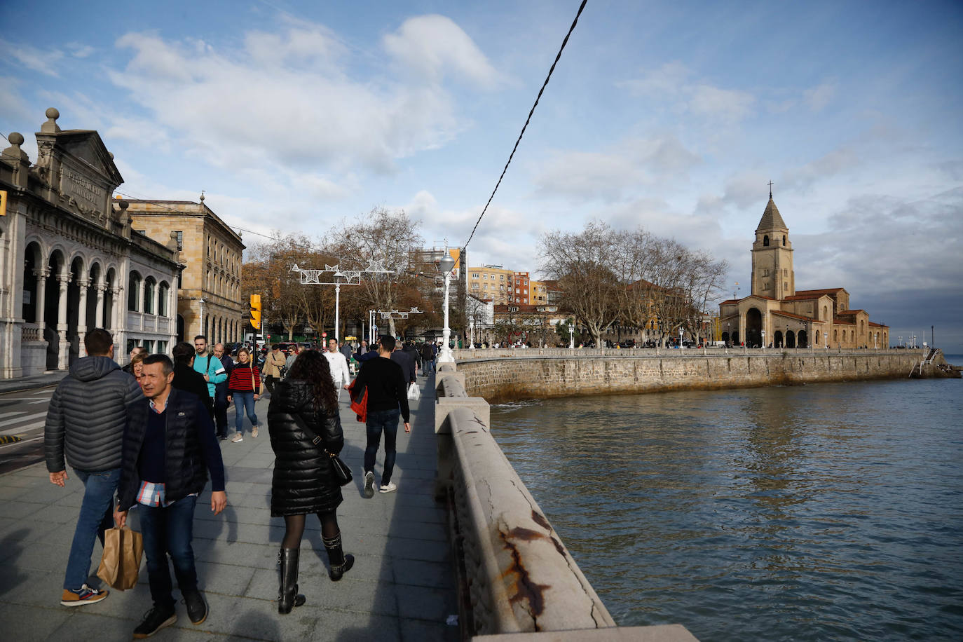 Asturias, abarrotada por el puente