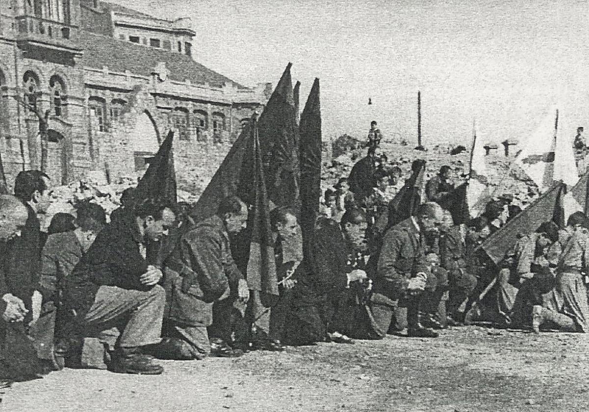 Alberto Menéndez, en el centro, presiden una misa de campaña al terminar la guerra, ante las ruinas de la iglesia de San Pedro.