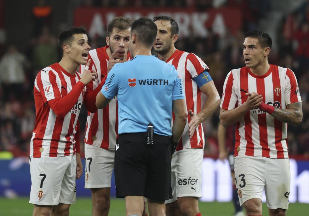 Gaspar, Rivera e Izquierdoz protestan la roja de Djuka al árbitro, con el serbio incrédulo a la derecha.