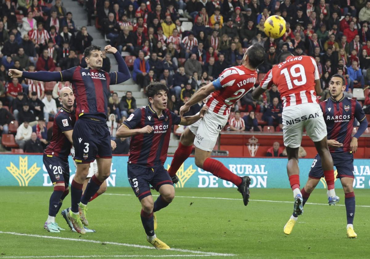 Izquierdoz y Juan Otero intentan cabecear un balón en un córner.