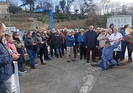 Los portavoces de la asociación Bio Eo leen el manifiesto contra la escollera.