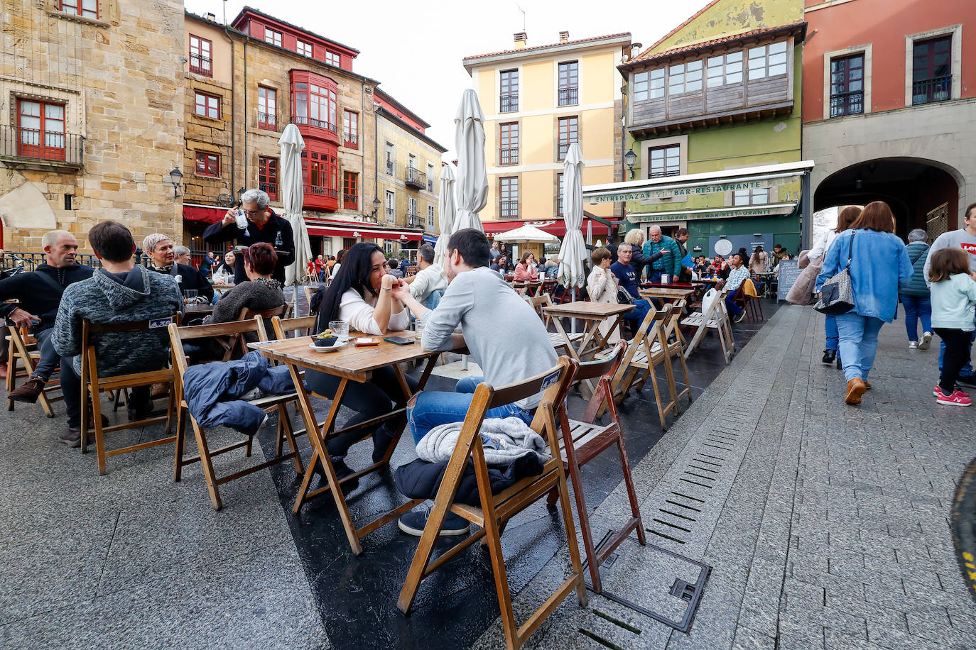 Las terrazas hosteleras de la gijonesa plaza del Marqués, abarrotadas.
