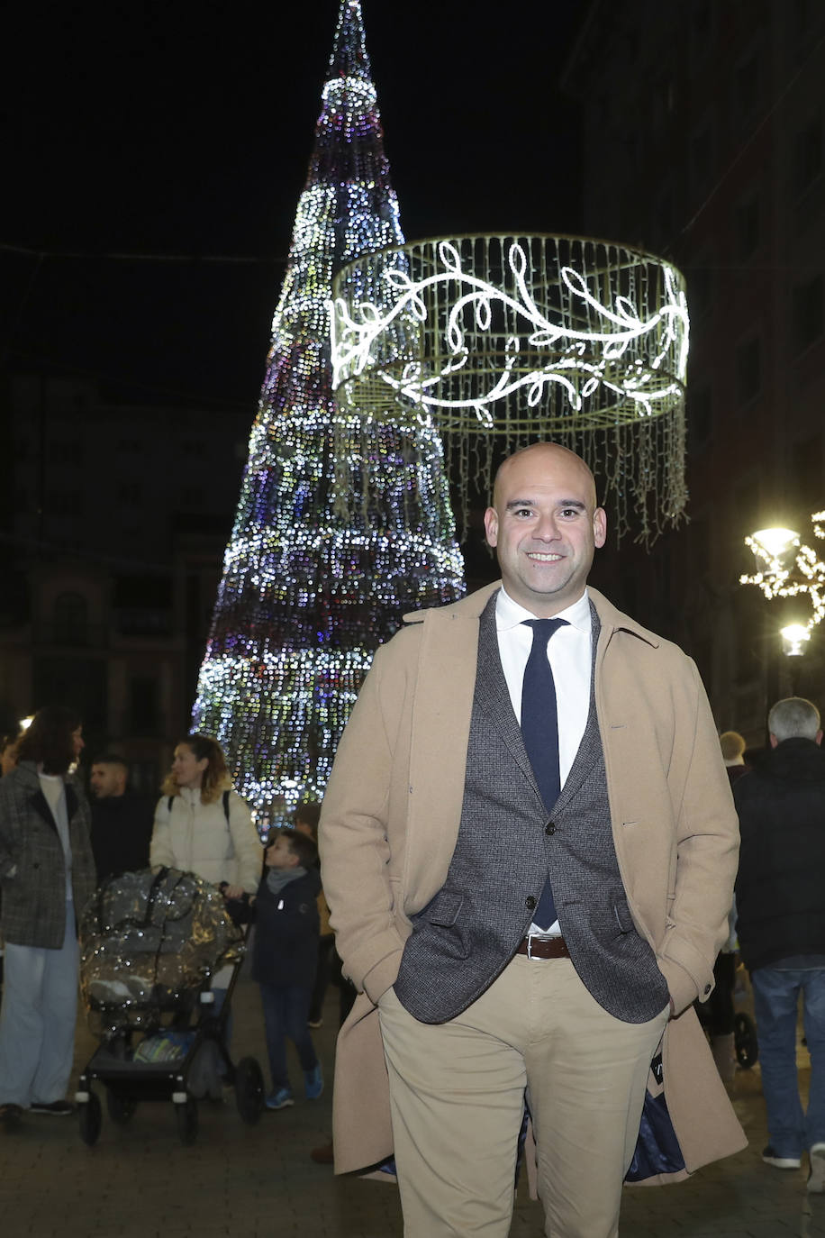 Jesús Martínez Salvador, frente a la decoración navideña de Tomás y Valiente.