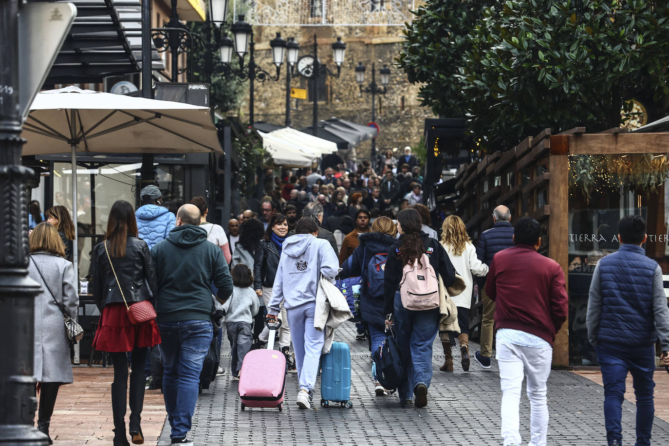 Las calles del centro de Oviedo, como Gascona, fueron un río de gente durante todo el puente.