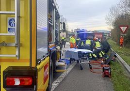 Intervención de los bomberos para excarcelar al herido en el accidente.