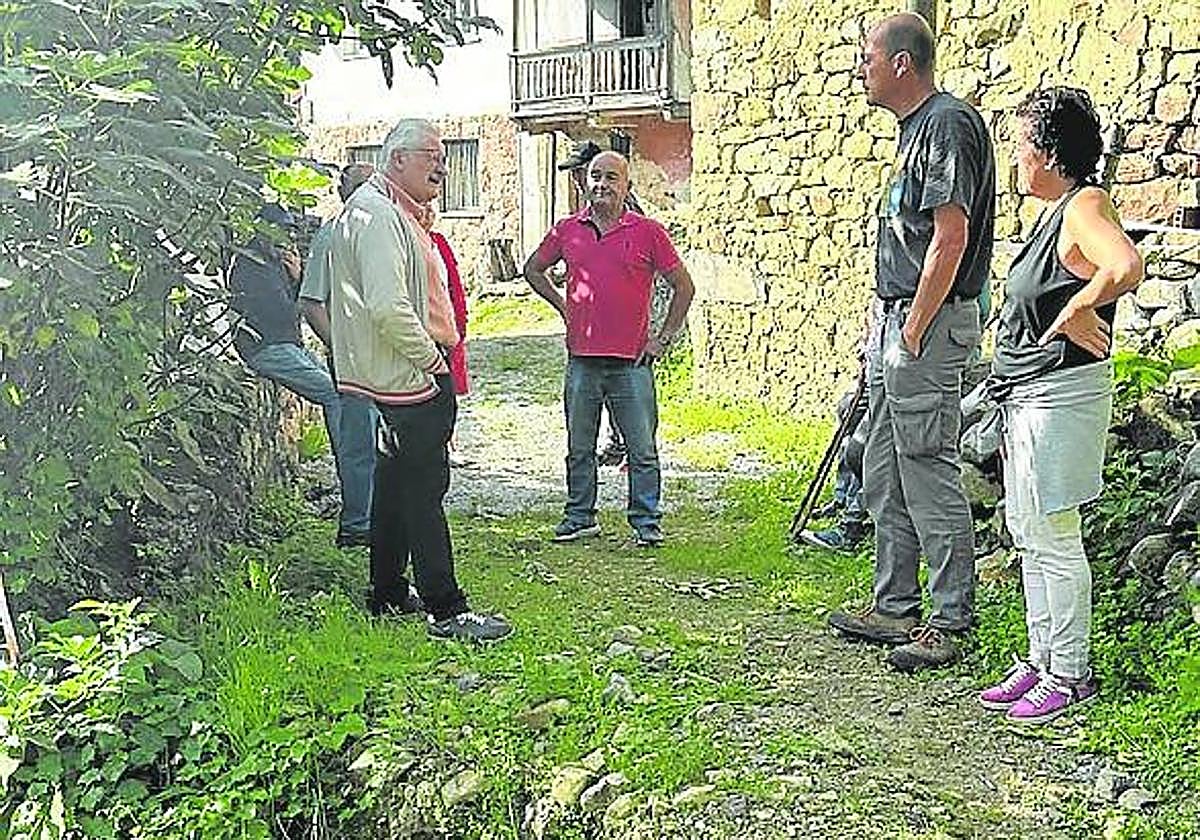 Antonio Trevín, con los vecinos de Riucaliente.
