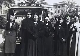 Ya en Roma Parte de las viajeras posan ante el ALSA que las transportó desde Gijón en 1934.