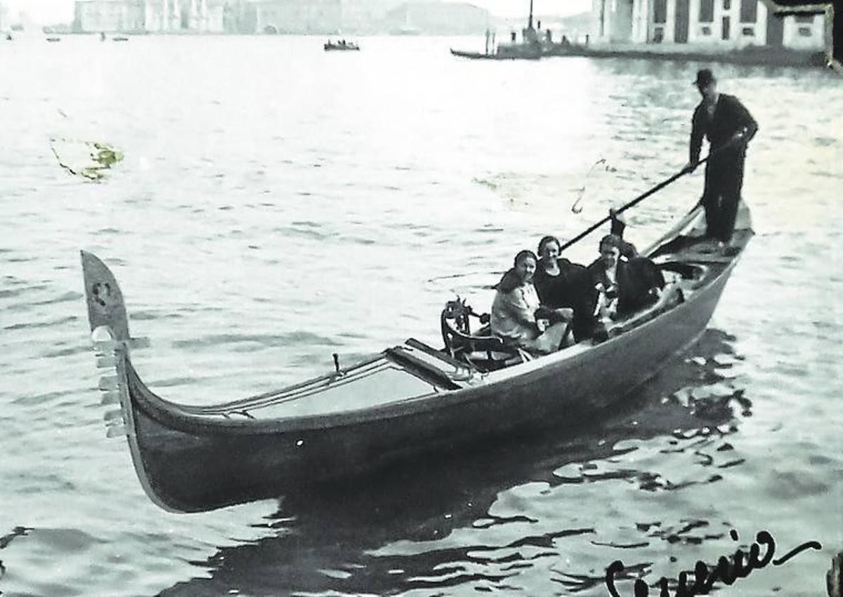 Imagen secundaria 1 - El vehículo Saurer de ALSA, con los viajeros junto a la entrada de un hotel de Avignon, el 17 de abril de 1934. Durante su visita a Venecia, en góndola. Una de las páginas del álbum, decorada con acuarelas de José Prendes-Pando Díez-Laviada. 