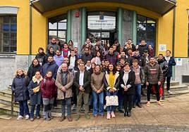 El alcalde de San Martín, en el centro, junto a las sesenta personas que formarán parte del nuevo programa Joven Ocúpate los próximos nueve meses.