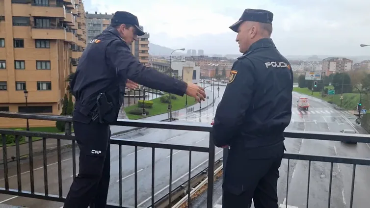 Un Policía Nacional fuera de servicio evita que una joven se lance al vacío desde un puente de la Ronda Sur en Oviedo