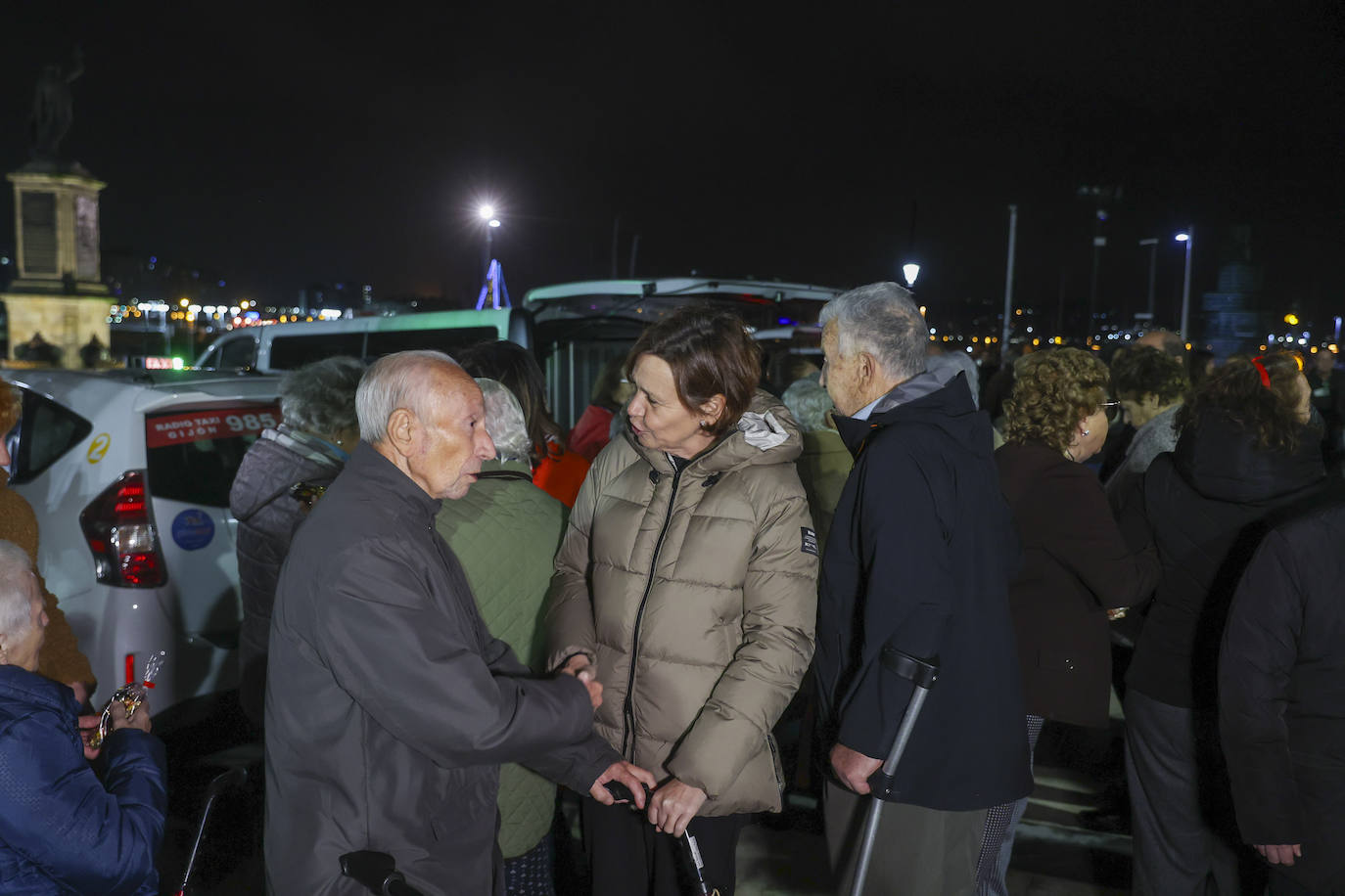 Los taxistas de Gijón llevan a los usuarios de siete residencias a ver las luces de Navidad