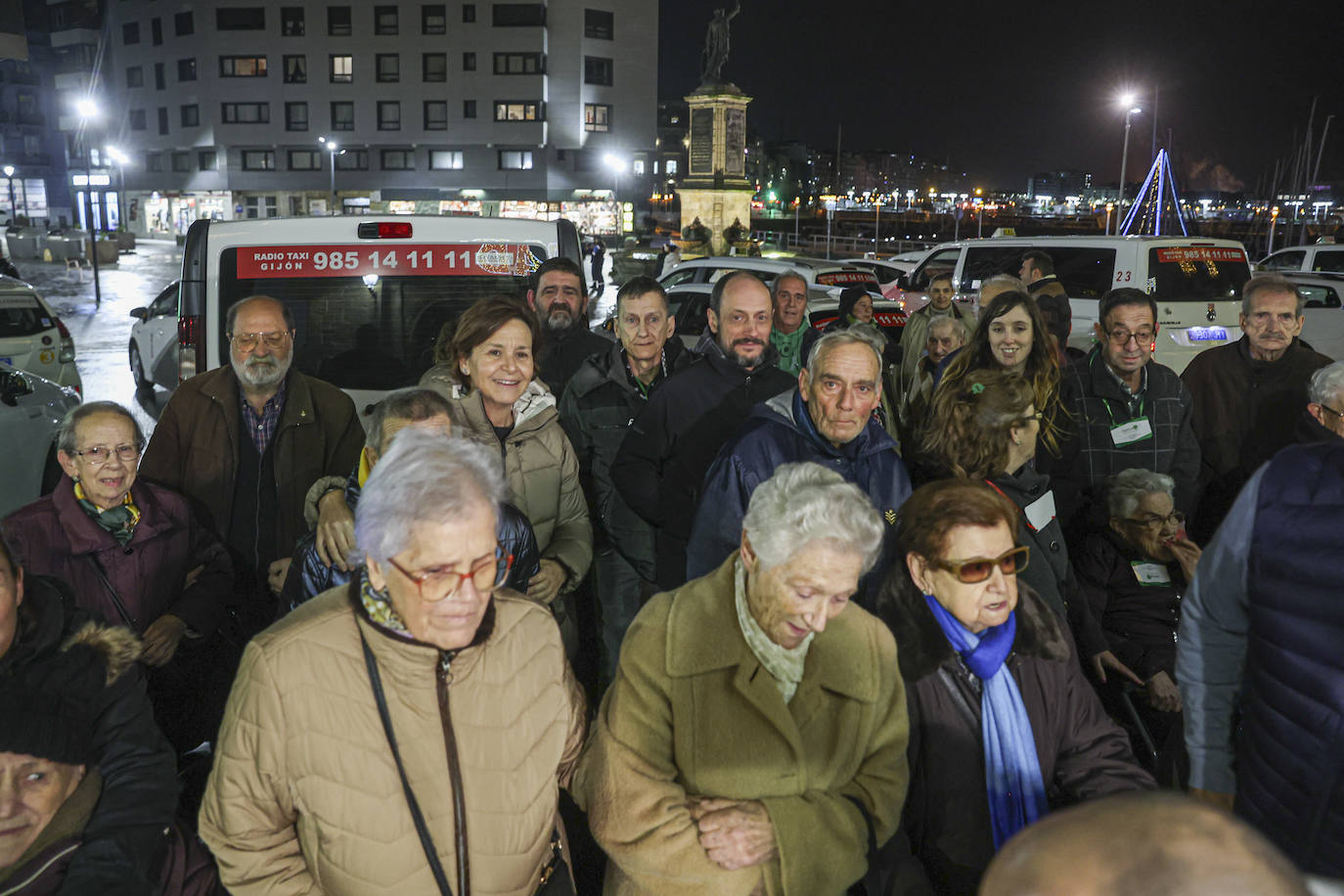 Los taxistas de Gijón llevan a los usuarios de siete residencias a ver las luces de Navidad