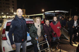 Los taxistas de Gijón llevan a los usuarios de siete residencias a ver las luces de Navidad