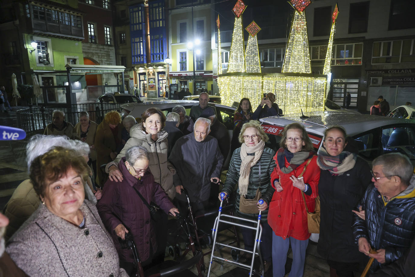 Los taxistas de Gijón llevan a los usuarios de siete residencias a ver las luces de Navidad