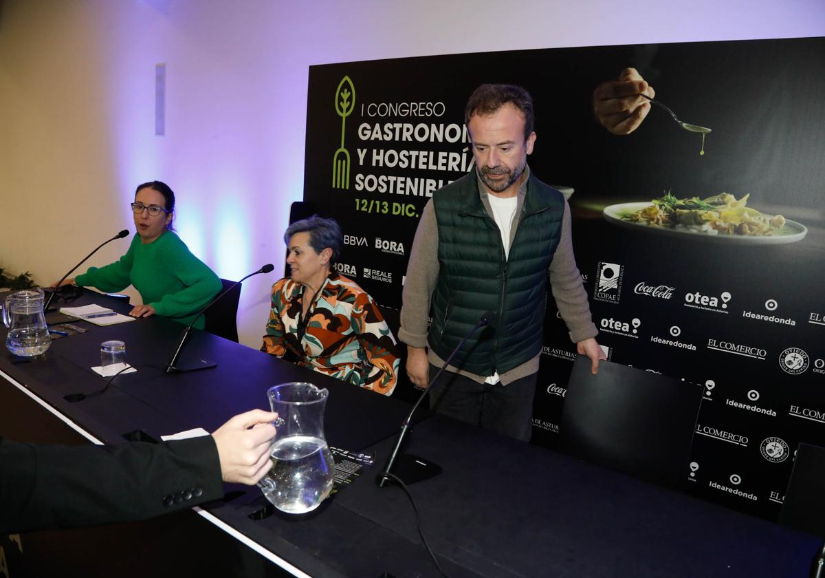 La periodista de EL COMERCIO Jessica Méndez Puga, Joaqui Rodríguez y Nacho Manzano justo antes de empezar la charla.