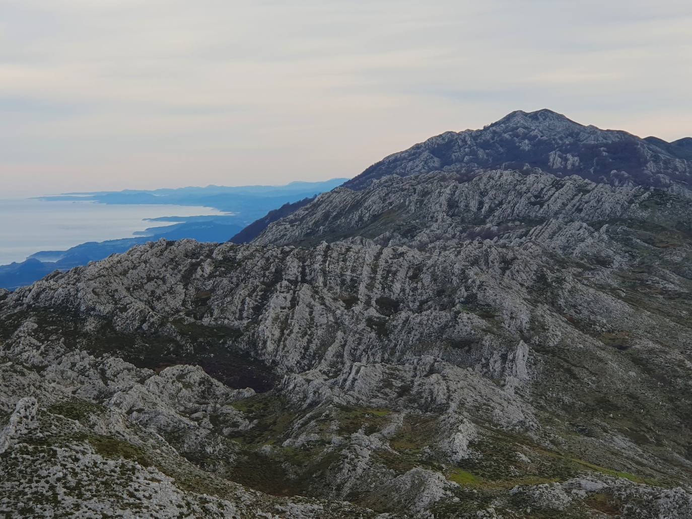 La costa llanisca y el pico Turbina son otras de las visiones con las que agasaja esta exursión