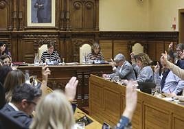 Una de las votaciones que se celebraron a lo largo de la sesión plenaria, presidida por la alcaldesa, Carmen Moriyón.