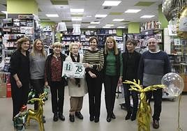 En el centro, Belén Suárez, Natividad González, Carmen Moriyón y Mercedes Suárez en la librería Industrial, junto a otros negocios.