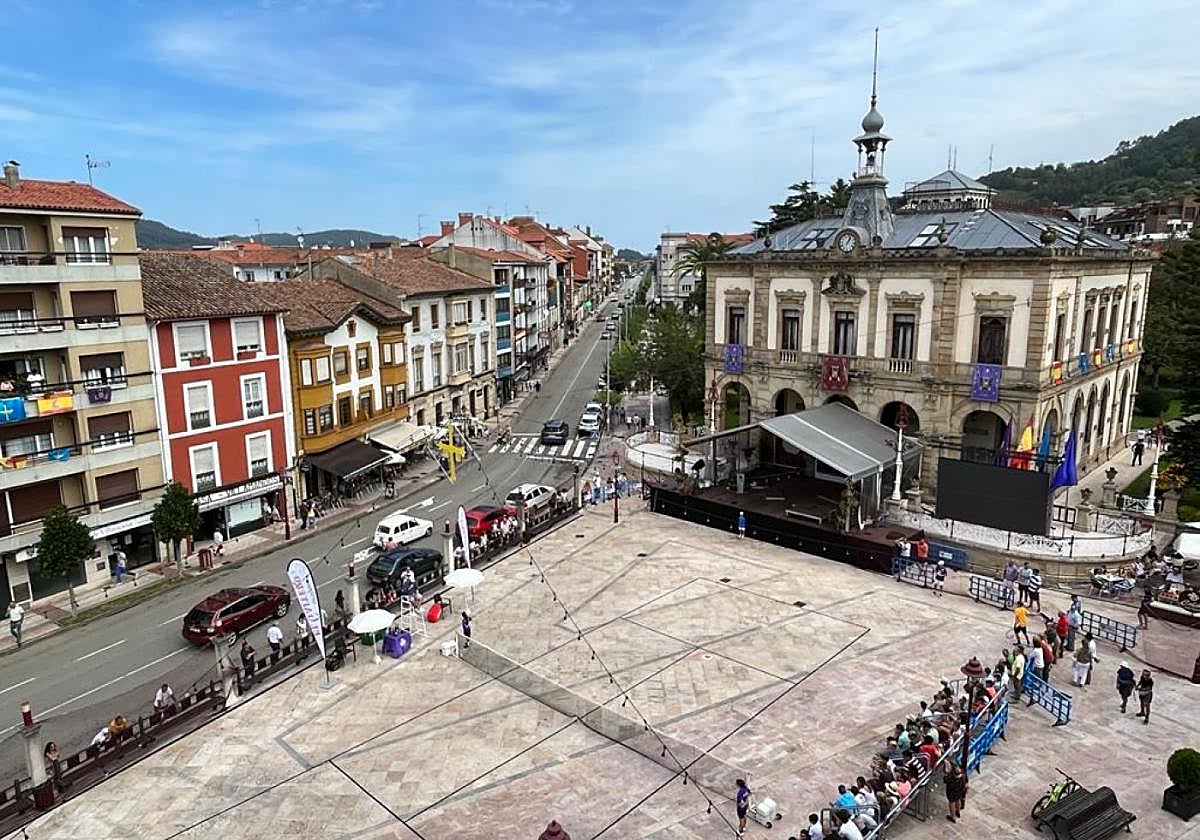 Vista aérea de la Casa Consistorial de Villaviciosa y su entorno.