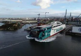 Momento en el que el 'Margarita Salas', de la naviera Balearia, es puesto a flote tras abandonar el dique seco del Astillero de Armón de Gijón.