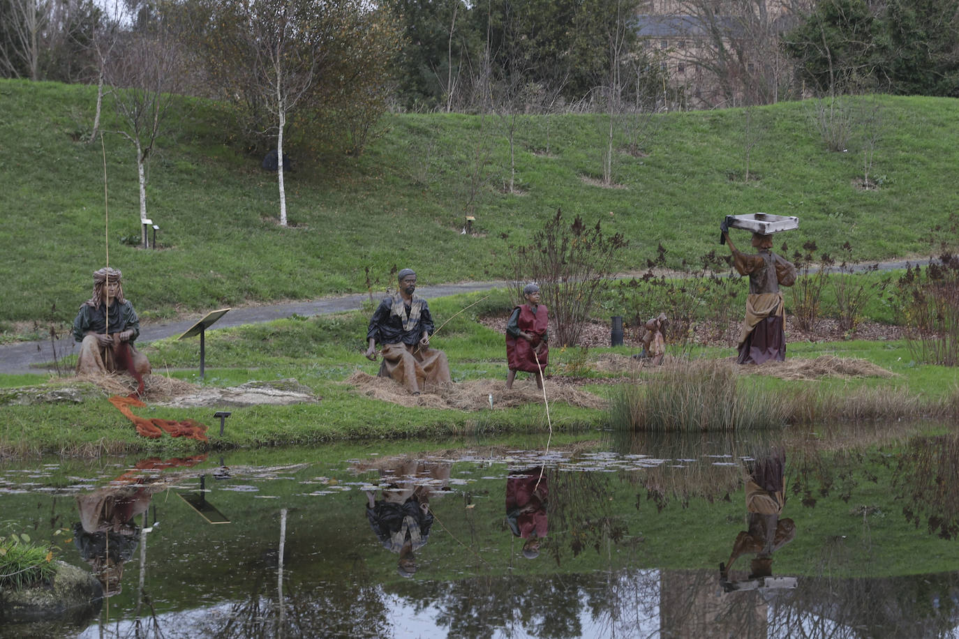 El belén del Ponticu enciende la Navidad en el Botánico de Gijón