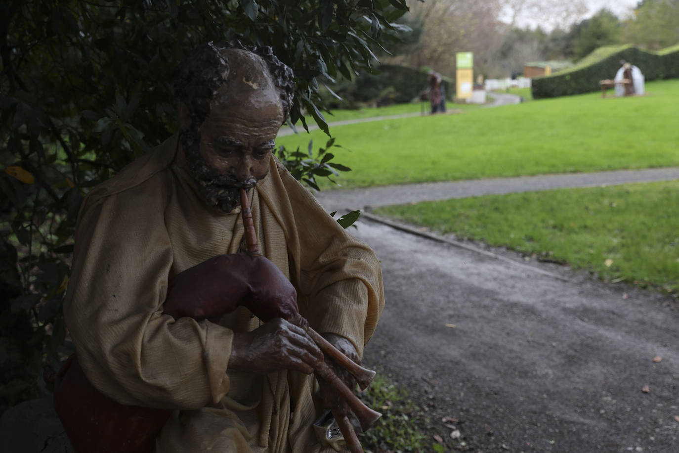 El belén del Ponticu enciende la Navidad en el Botánico de Gijón