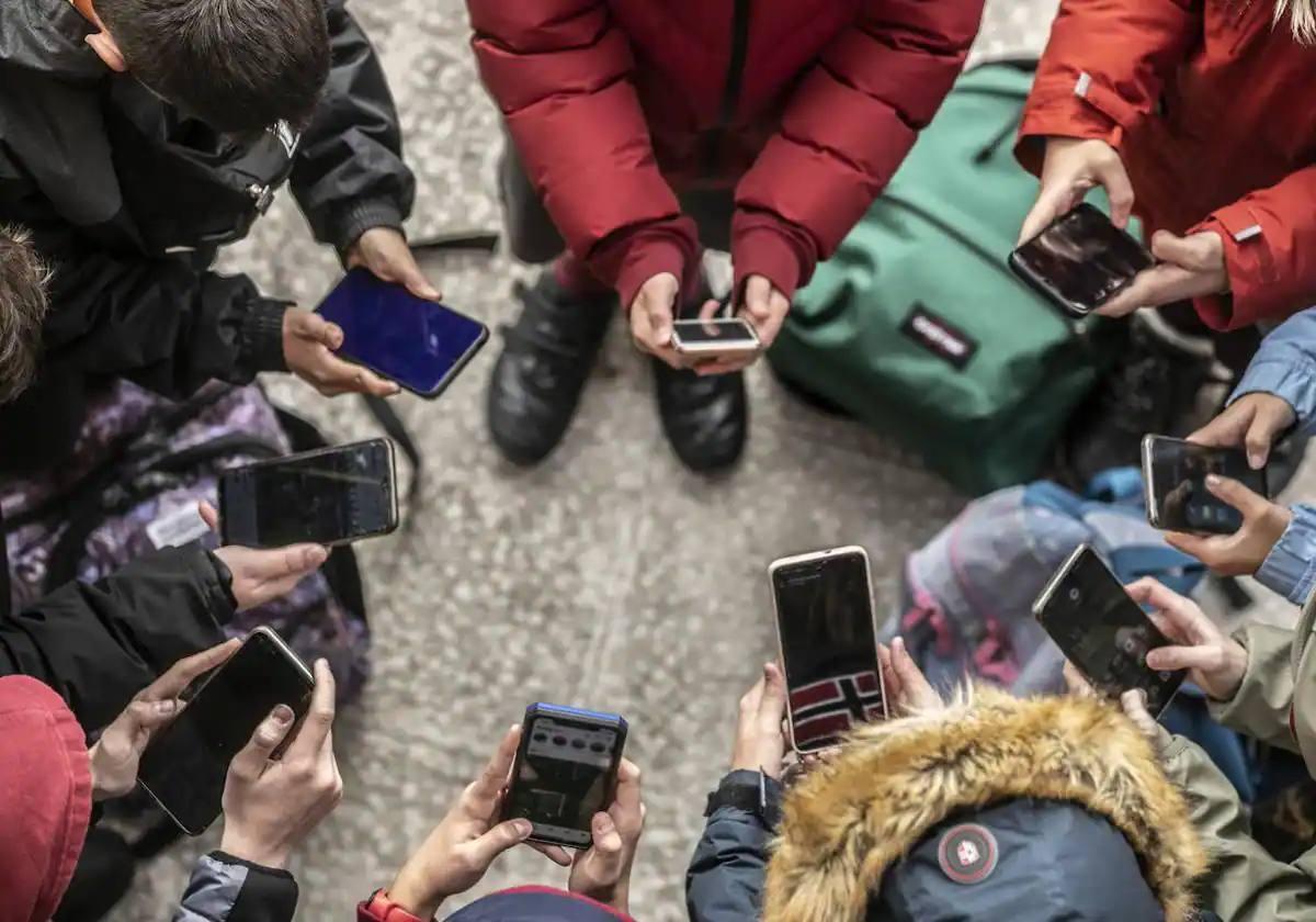 La ministra apela a la «unidad» en la pandemia para responder a la «preocupación» sobre el uso del móvil en los colegios