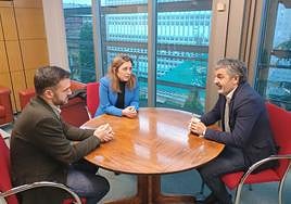 El viceconsejero de Infraestructuras, Jorge García; la presidenta de Fade, María Calvo, y el consejero de Fomento, Alejandro Calvo.
