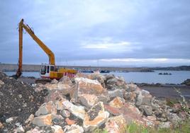 Obras en el puerto de Luanco.