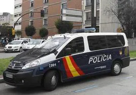 Un coche de la Policía Nacional en Gijón.