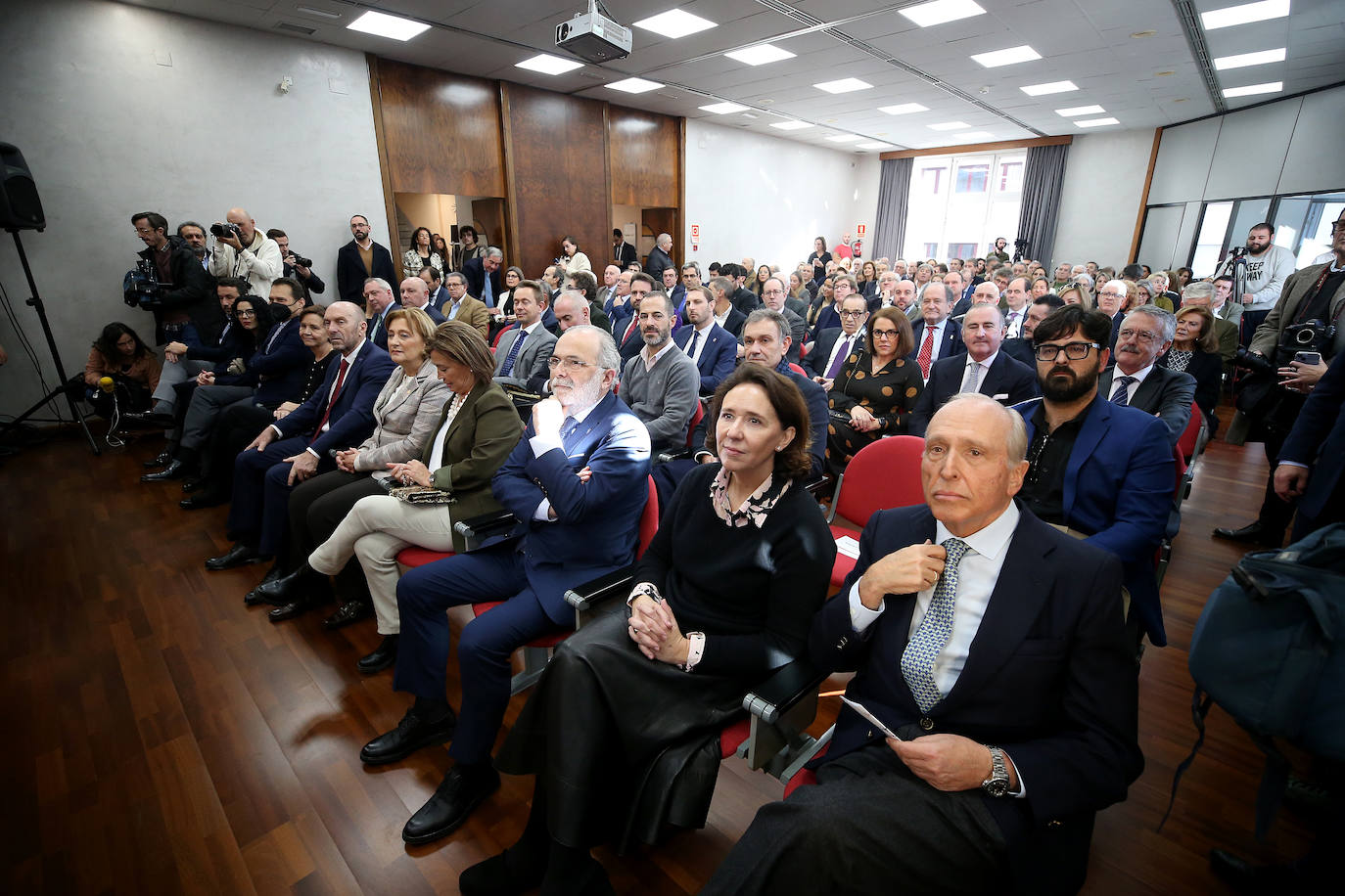 La Cámara de Oviedo entrega su medalla de oro a Obdulia Fernández