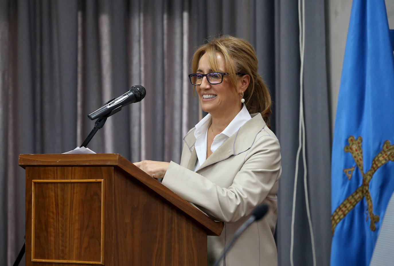 La Cámara de Oviedo entrega su medalla de oro a Obdulia Fernández