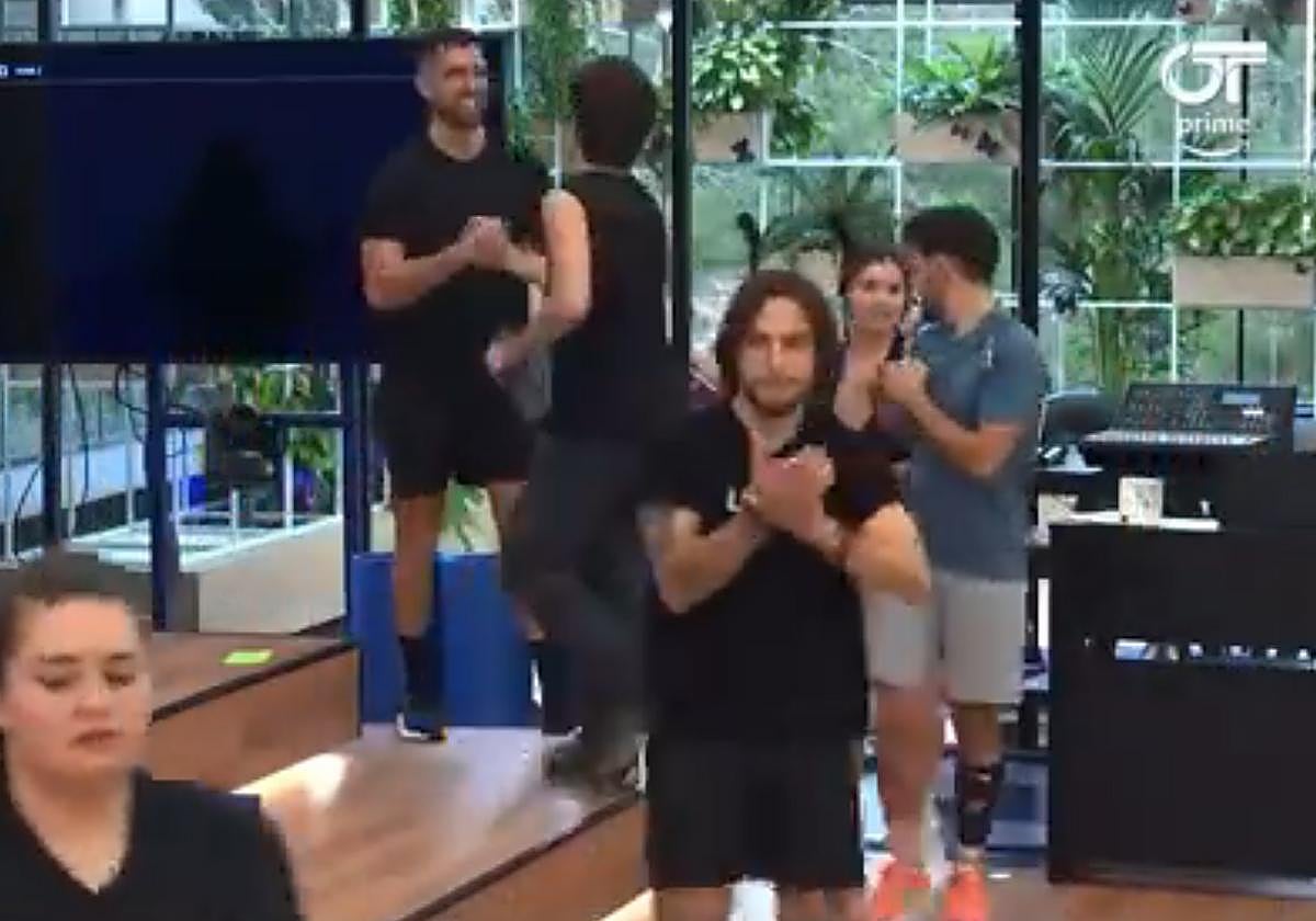 Toni Hinojosa se despide de un concursante tras la clase.