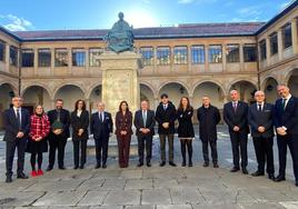 Las nuevas vicerrectoras Inés Peñuelas e Irene Díaz flanquean al rector, Ignacio Villaverde, entre parte del equipo rectoral y acompañadas del consejero de Ciencia.