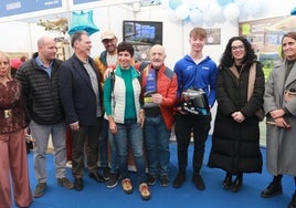 La viceconsejera de Cultura, Política Llingüística y Deporte, Vanessa Gutiérrez (segunda por la derecha), este sábado, en la feria de la nieve de Aller, en Moreda.